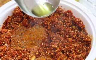 手把手教你制作美味的油泼辣辣椒油（用好辣椒和花生油，快速制作出鲜香美味的油泼辣辣椒油）