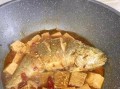 小鱼炖豆腐，营养美味又下饭（家常菜谱之小鱼炖豆腐的做法及功效）