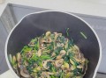 菠菜肉松饼，营养美味又简单（15个步骤教你制作健康美味的菠菜肉松饼）