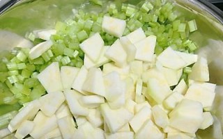 用水煮芹菜面，美味轻食轻松做（营养丰富，简单易学的健康美食）