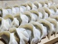 一口香嫩的猪肉香菜饺子（用新鲜香菜提味，做出最美味的猪肉馅饺子）