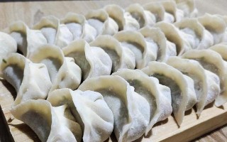 一口香嫩的猪肉香菜饺子（用新鲜香菜提味，做出最美味的猪肉馅饺子）