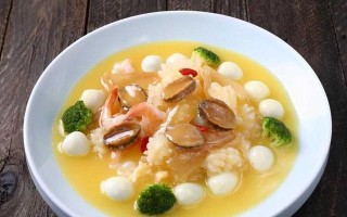 豆角烩丝瓜：两种蔬菜搭配，口感丰富
