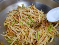 榨菜时蔬炒饼的做法（清爽又营养，轻松做出美味早餐）