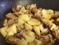 土豆焖鸡块的美食诱惑（一道家常菜，美味可口又营养丰富）
