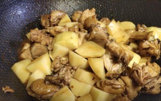 土豆焖鸡块的美食诱惑（一道家常菜，美味可口又营养丰富）