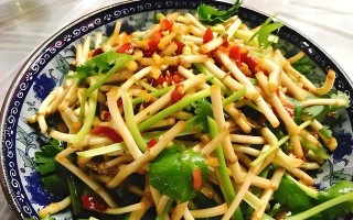 香嫩鱼腥草炒肉丝（健康美味的家常菜）