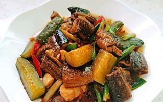 美味鳝鱼炒蒜苗（以鳝鱼为主料，佐以鲜嫩蒜苗，口感十足）