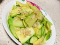 教你简单易学的以西葫芦炒虾皮的做法，让你在家也能品尝美味佳肴！