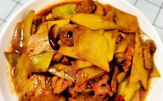 热辣爆炒烧肉甘蓝菜（家常小炒必备，辣味十足）