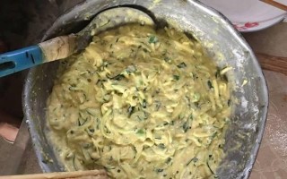 以手擀南瓜面，轻松制作美味面食（南瓜面的做法及制作技巧）