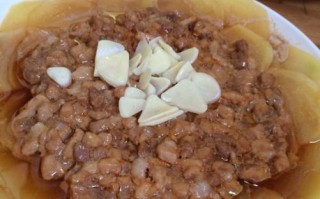 雪菜土豆蒸肉的做法（家庭美食必备，口感鲜美营养丰富）