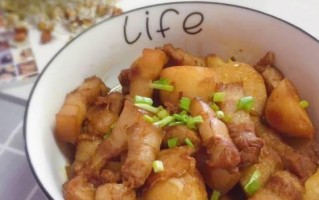 五花肉焖土豆的做法（美味健康的家常菜）