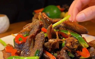 一道美味可口的油爆泥鳅菜谱（口感鲜香，清爽开胃，足不出户也能享受最佳味觉体验）
