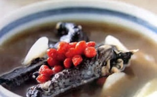 以乌鸡当归枸杞汤滋补养生（传统汤品佳选，健康饮食不可少）