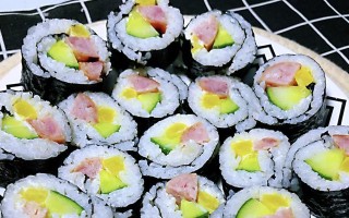 DIY小黄瓜寿司创意无限（用新鲜蔬菜做寿司，吃出健康生活）