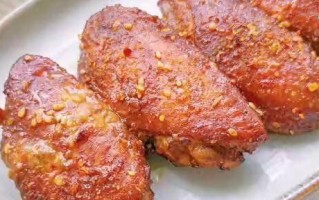 香辣烤鸡翅的制作方法（美味烤鸡翅的秘诀）