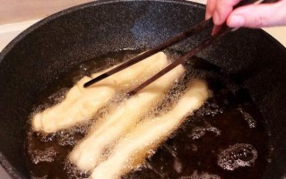 健康美味，无矾无泡打粉油条制作方法（掌握关键步骤，轻松自制营养早餐）