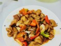 双椒爆炒肥肠的做法（热辣鲜香的川菜美食）