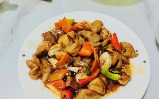 双椒爆炒肥肠的做法（热辣鲜香的川菜美食）