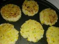 教你做出口感香脆的香煎米饼（快手美食，营养美味，一步步教你制作美味的香煎米饼）