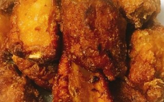 学会如何以生炸排骨制作美食（这个秘诀让你的炸排骨又脆又香）