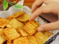 小米锅巴，一口嚼爆的美味（以小米为主材，酥脆可口，成为大众喜爱的零食）