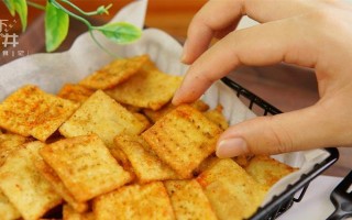 小米锅巴，一口嚼爆的美味（以小米为主材，酥脆可口，成为大众喜爱的零食）