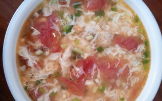 营养美味的西红柿面筋汤（家常料理的健康选择）