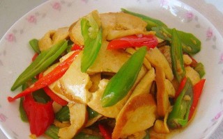 扁豆炒油素鸡，健康美味的素食菜肴（一道富含蛋白质和膳食纤维的素食佳肴）
