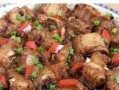 猪皮炖排骨，美味鲜香的传统佳肴（用传统秘方，炖出口感细腻、汤汁浓郁的美味）