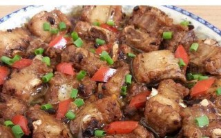 猪皮炖排骨，美味鲜香的传统佳肴（用传统秘方，炖出口感细腻、汤汁浓郁的美味）