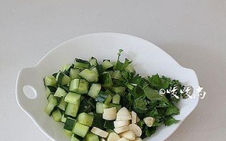 金沙花生米的做法（以一蛋二吃，美味实惠）