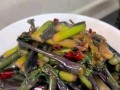 红油菜苔的爆炒美味（以香辣为主调，带来口感与视觉的双重享受）