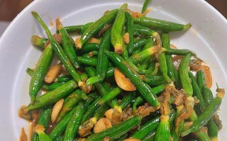 学会如何制作口感鲜美的扬州炒饭蒜蓉黄瓜（让你的家人朋友赞叹不已的厨艺）