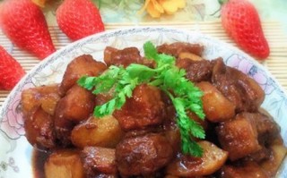 砂锅红烧肉炖豆腐土豆（家常美味的营养搭配）