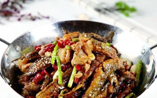 紫苏干煸小泥鳅，美味可口的夏日佳品（清爽美味，越吃越上瘾的健康小吃）