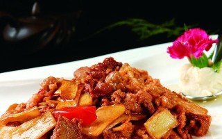 双菇炒肥牛（美味佳肴，营养丰富，家庭美食必备）