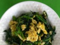 学会这道拿手菜，让你的家常餐变得更丰富（以西红柿波菜炒鸡蛋，简单易学）