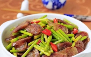 蒜香腊肉的制作方法（口感鲜美，营养丰富，易于操作）