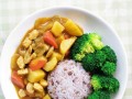 五彩鸡肉饭，五味美食不可错过（以彩色蔬菜点缀的香煎鸡肉饭）