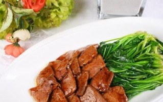 菠菜炒猪肝，健康美味又营养（享受营养与美味的完美搭配）