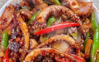 教你如何做出口感鲜美的爆炒鲜鱿鱼（掌握这个关键步骤，让你的鲜鱿鱼更加入味）