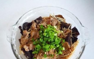 美味猪肉木耳蘑菇馅的做法（学会这道家常小吃，让你欲罢不能的美味体验）