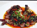 烹调美味紫苏焖鱼（鲜美可口，味蕾惊喜）