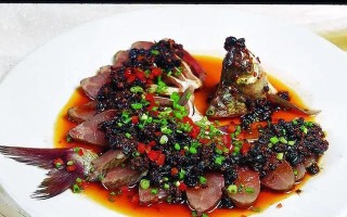 烹调美味紫苏焖鱼（鲜美可口，味蕾惊喜）