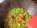 小鱼干炒青豆，营养美味双赢（一道简单易学的营养美食，开启舌尖的健康新生活）