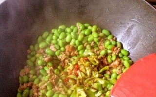 小鱼干炒青豆，营养美味双赢（一道简单易学的营养美食，开启舌尖的健康新生活）