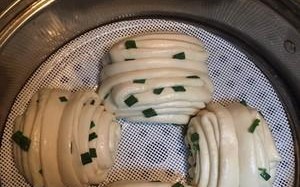 香辣葱花卷的制作方法（一起来尝试制作这道鲜美可口的中式面包吧！）
