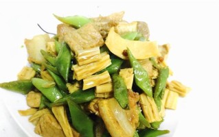 香辣腐竹炒肉的美食探索（辣味四溢的家常菜，口感丰富好味）